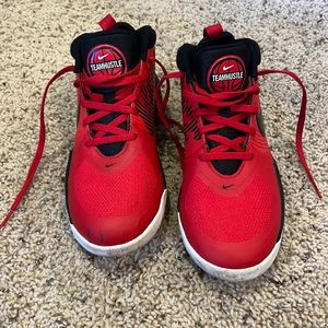 Nike Team Hustle Boy’s Size 4 Basketball Shoes